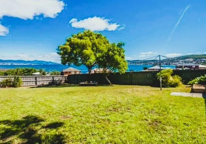 Spacious Modern Home Outstanding Views Sleeps 9