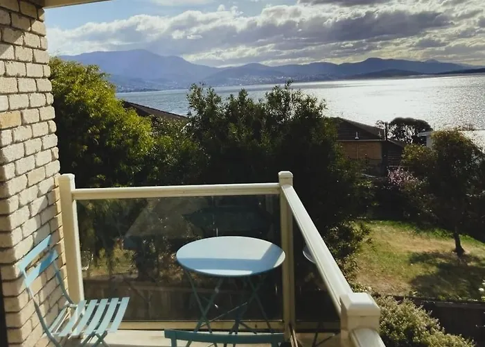 Spacious Modern Home Outstanding Views Sleeps 9